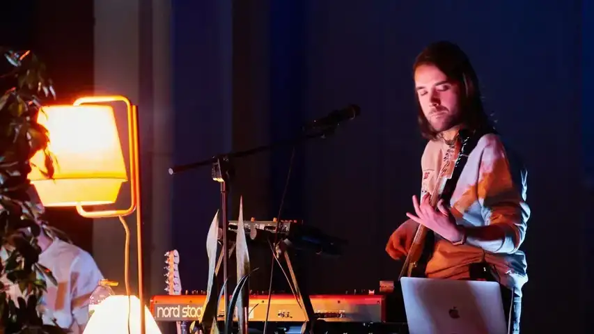 Contestant Image - Tesis