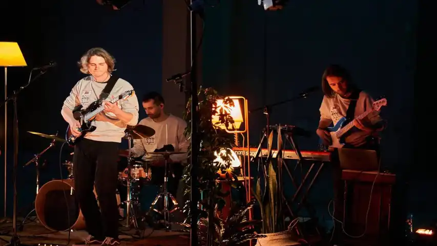 Contestant Image - Tesis