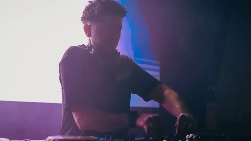 Contestant Image - Axel Gil